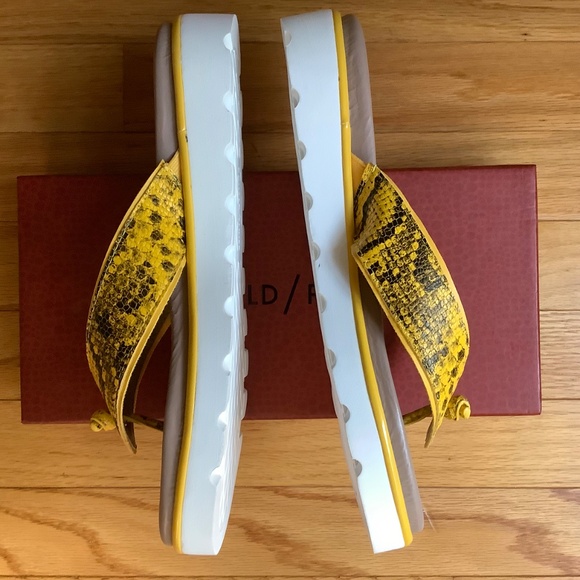 Donald Pliner Leaane Leather Patent Snake Embossed Thong Sandal Yellow SZ 9.5 - Picture 6 of 15